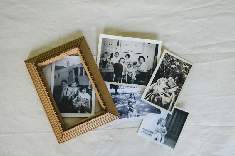 Fotografias de família guardadas com cuidado