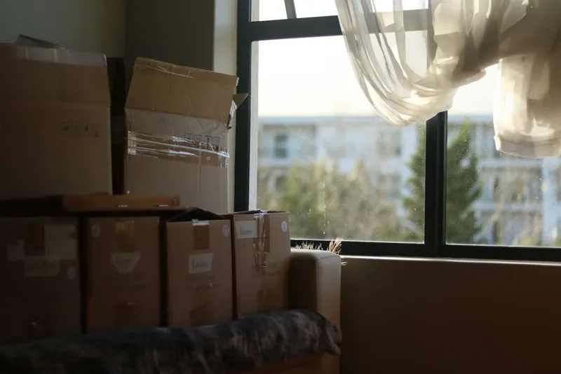 Quarto com caixas de cartão prontas para a desocupação